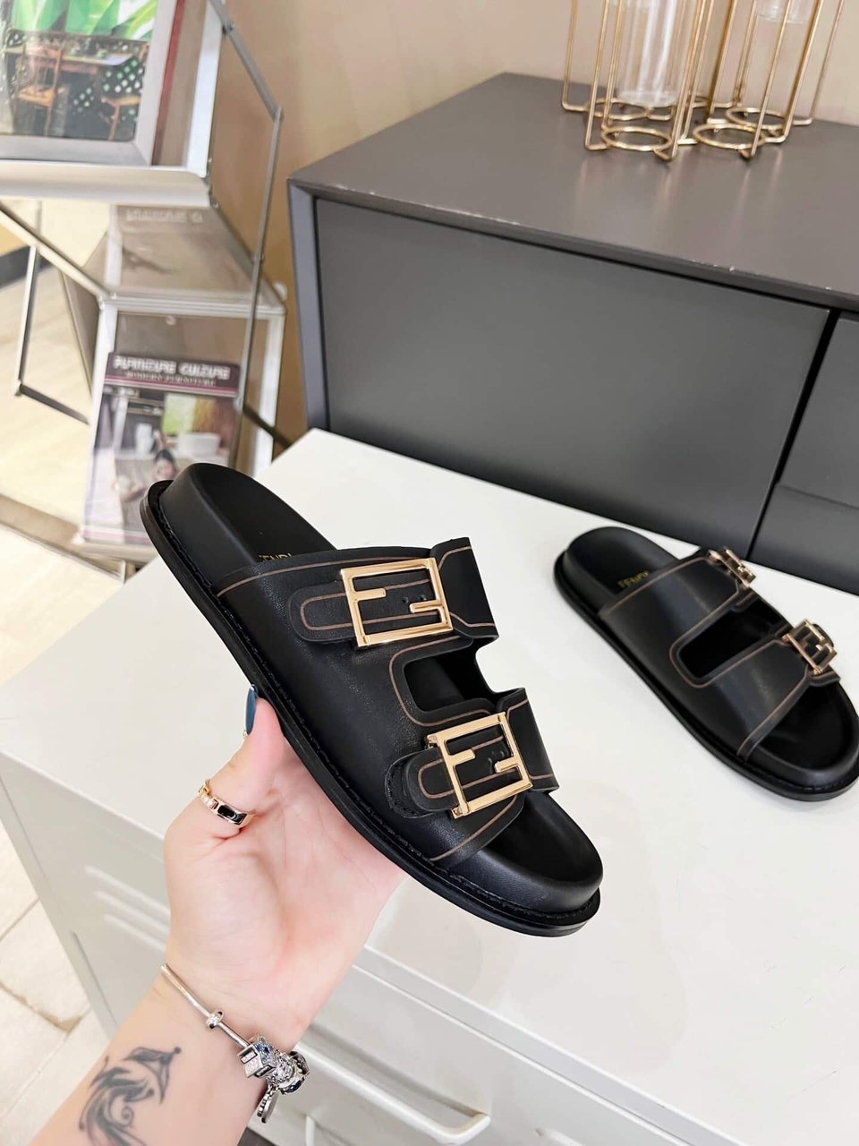 Fendi Feel Leather Slides Black view 8