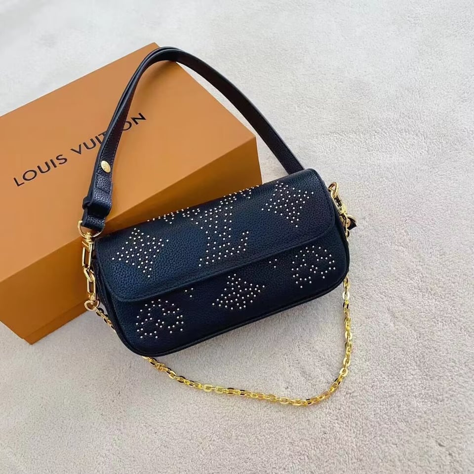 Louis Vuitton Wallet On Chain Ivy Black 22Cm M82653 view 3
