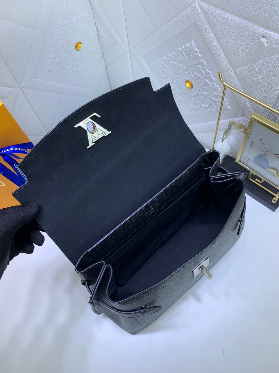 Louis Vuitton Lockme Ever Black 46Cm M51395 view 4