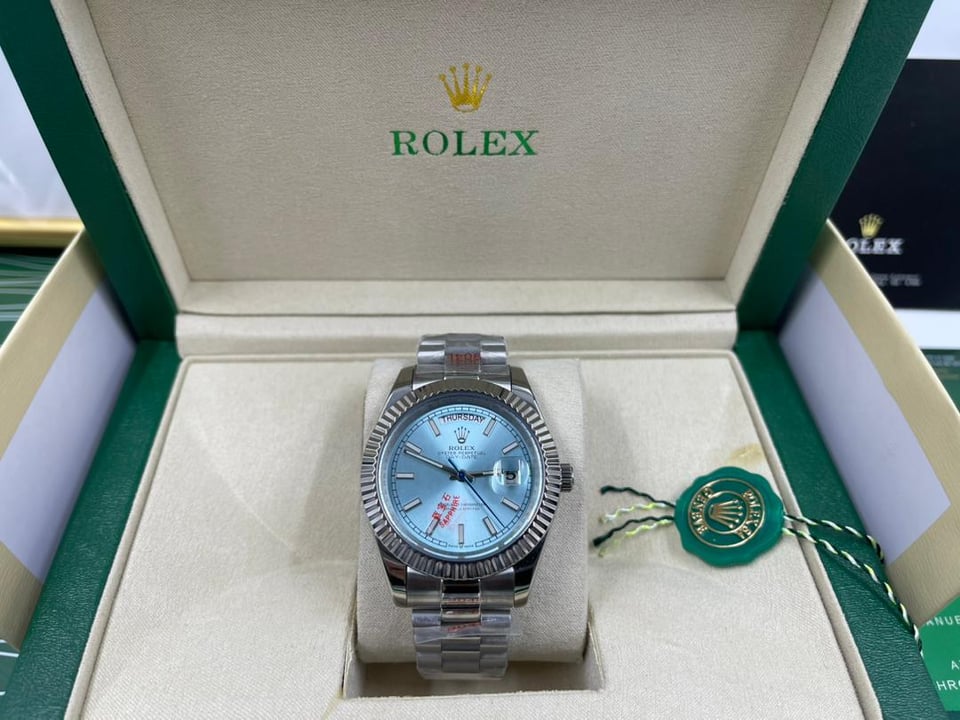 Rolex Day-Date 40 mm Ice blue Dial 228236 view 2