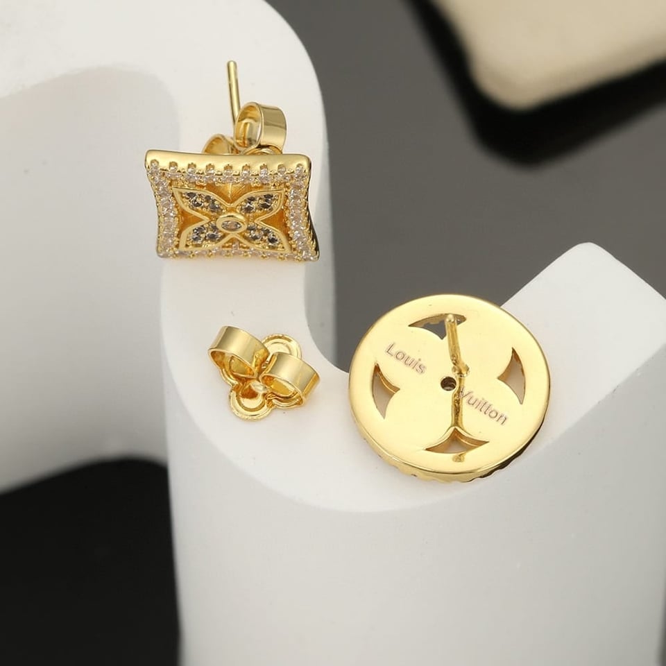 Louis Vuitton Idylle Blossom Stud Earrings Gold And Diamonds view 4