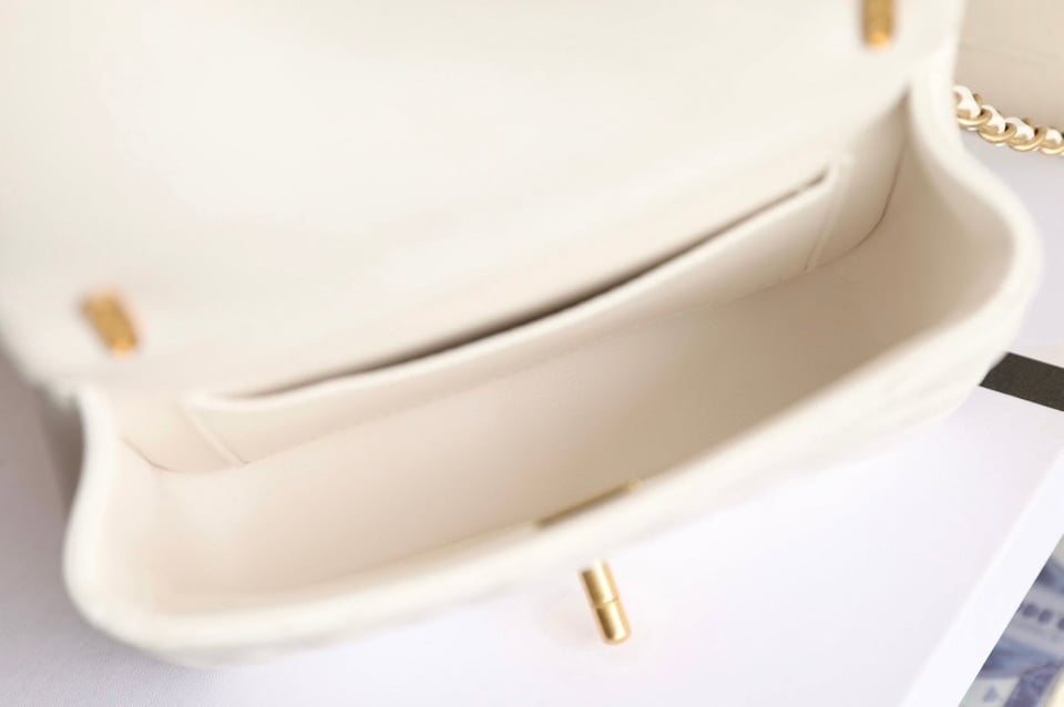 Chanel 24P Mini Flap Bag 17Cm White Lambskin Pearl Chain view 9