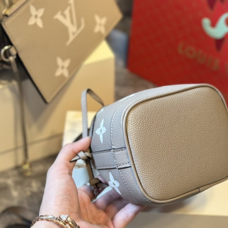 Louis Vuitton N Ono Mm Cream 25Cm M45555 view 7