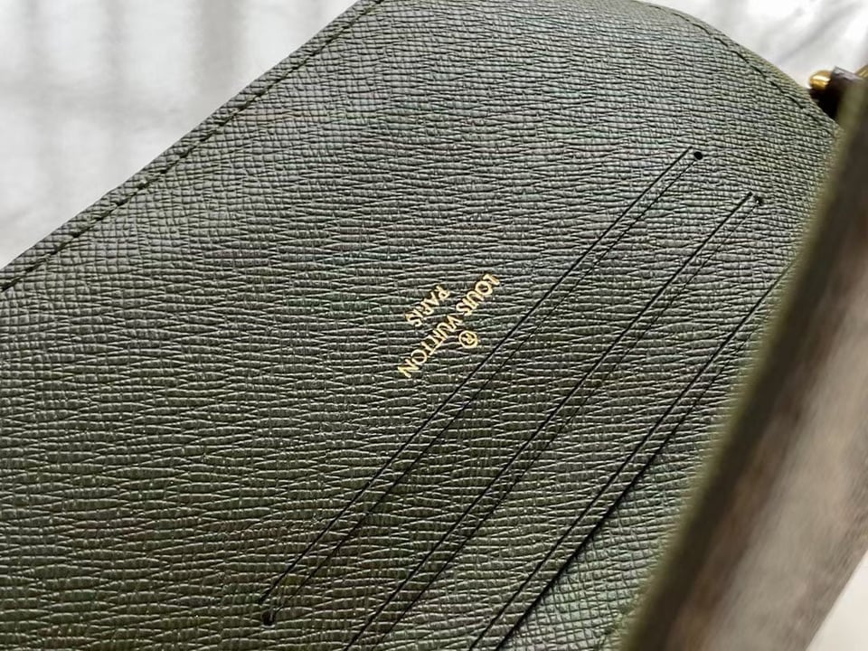 Louis Vuitton F Licie Strap Go 17Cm Green view 4
