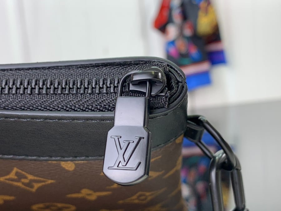 Louis Vuitton To Go Pochette Monogram Brown 30Cm For Men view 6