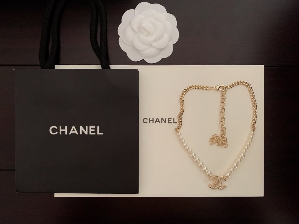 Chanel Women’S Pearl Necklace And Gold Metal view 3