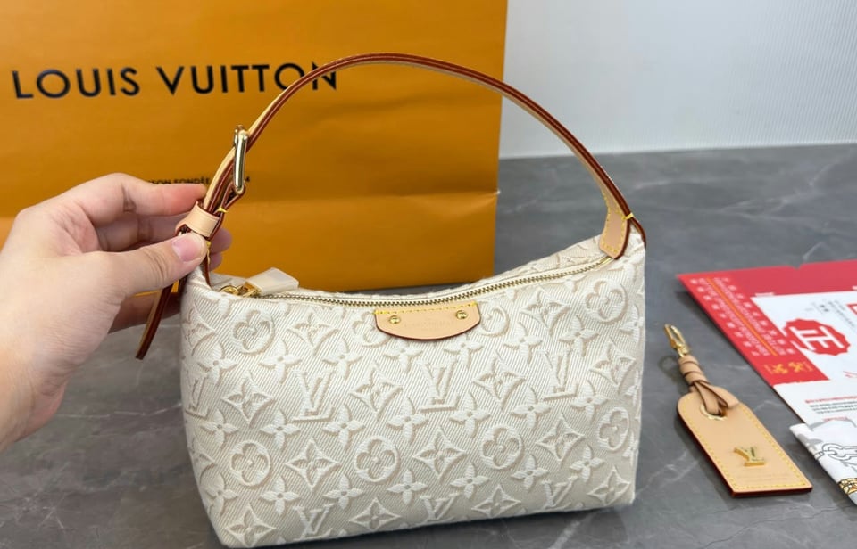 Louis Vuitton Pochette Hills Monogram Emblème Pattern In Peuplier Color 18.5cm M29879 view 6
