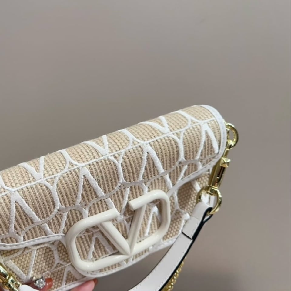 Valentino Valentino Garavani Locò Toile Iconographe Raffia Shoulder Bag Natural 20Cm view 8