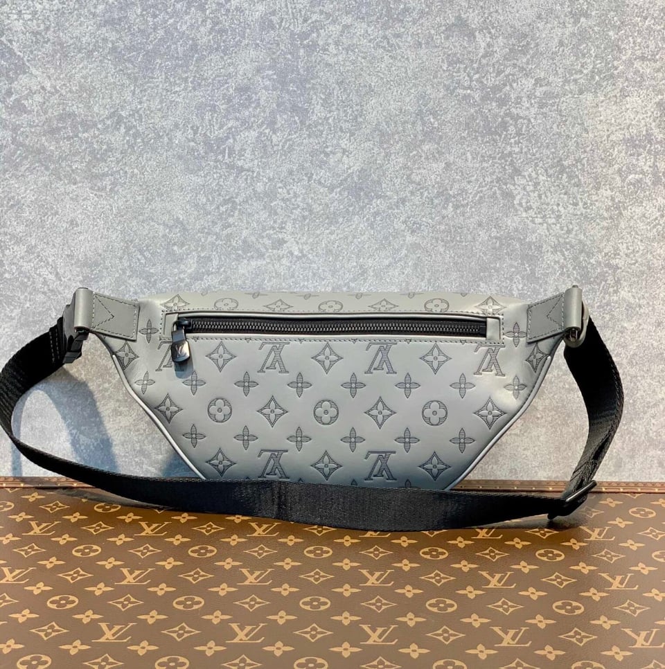 Louis Vuitton Discovery Bumbag Grey 26Cm For Men view 9