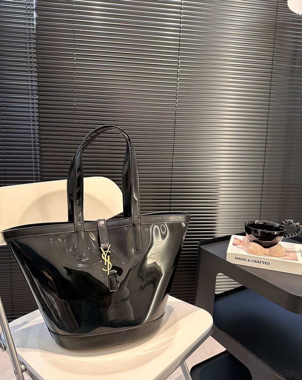 Saint Laurent Panier Medium In Vinyl And Shiny Leather Black 28Cm view 3