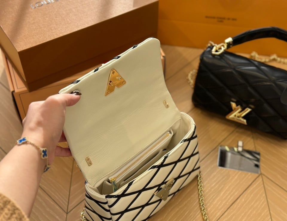 Louis Vuitton Go 14 Mm White Black 22Cm M22890 view 8