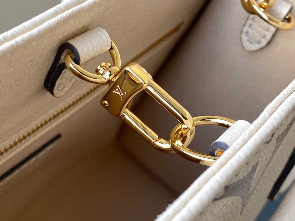 Louis Vuitton Empreinte Onthego Pm White 25Cm M45654 view 8
