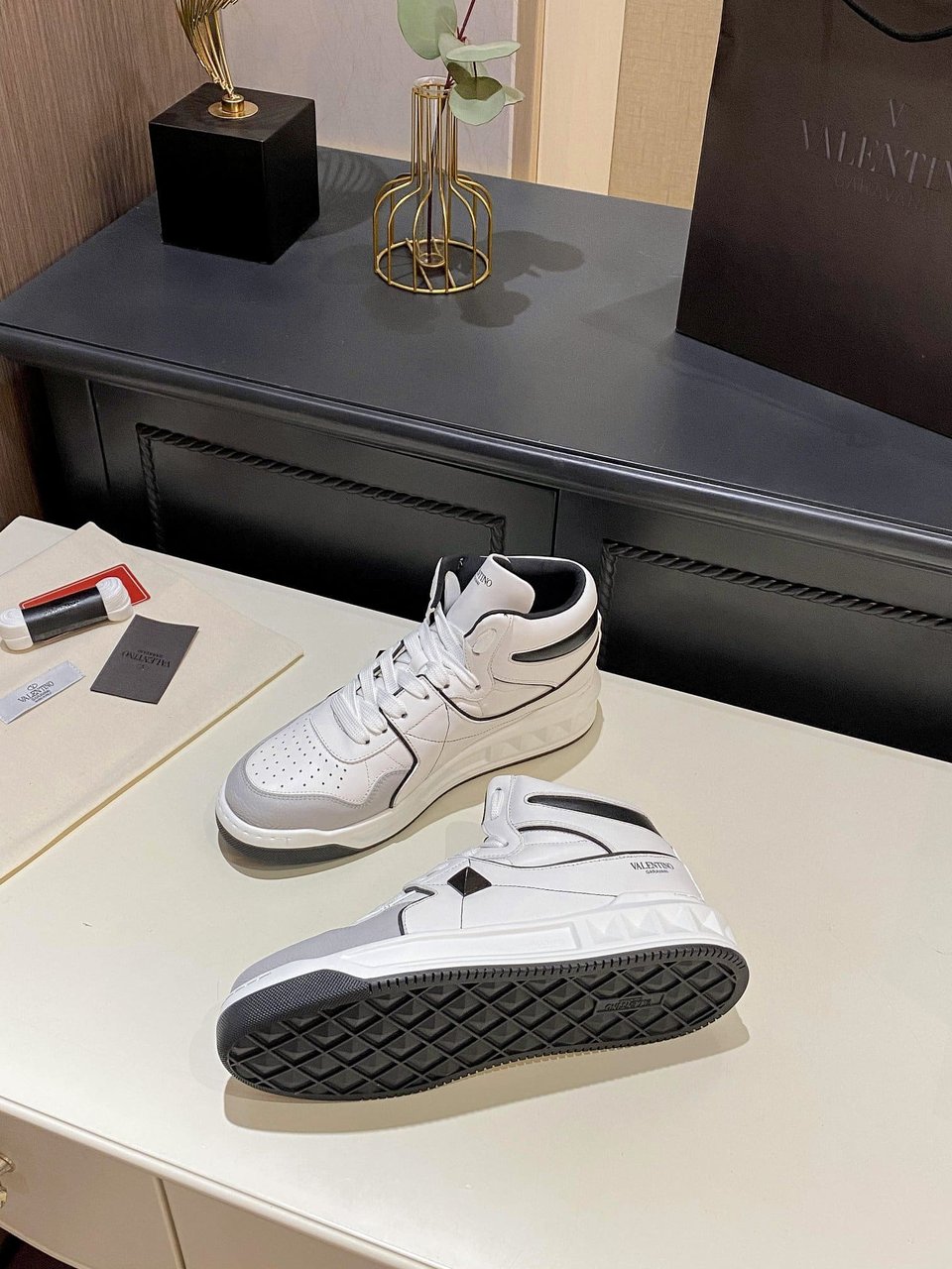 Valentino One Stud Mid-Top Calfskin Sneaker White Ys0E63Nwn 0N2 view 4