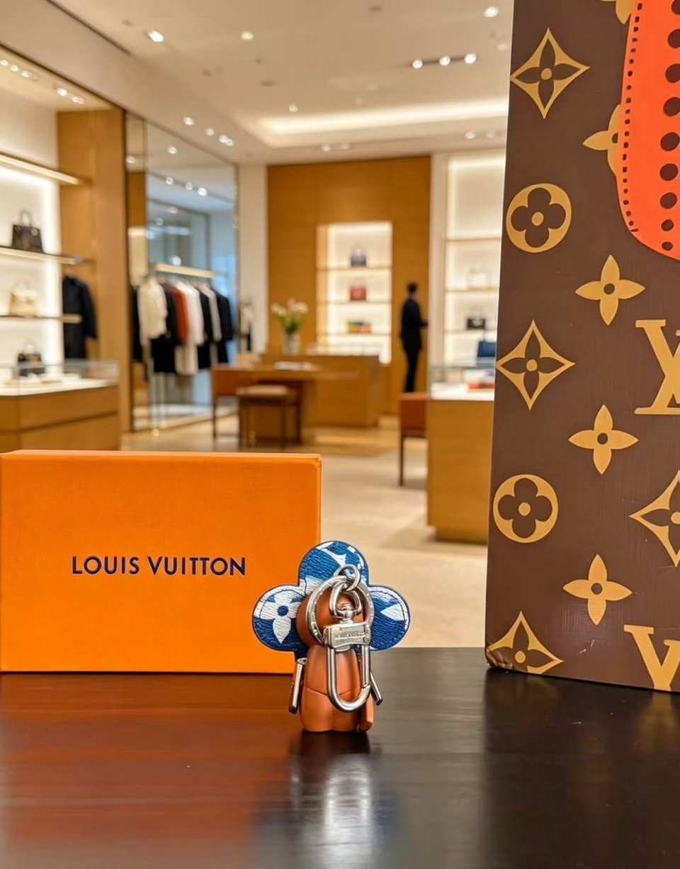 Louis Vuitton Vivienne Surfin’ Monogram Bag Charm &amp; Key Holder 13.5cm/5.3in view 5