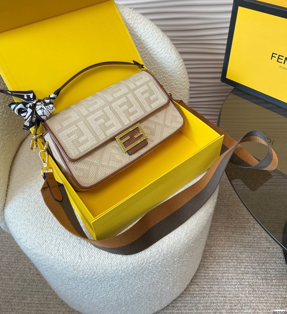 Fendi Baguette Natural Straw Bag With Ff Embroidery 26Cm view 3