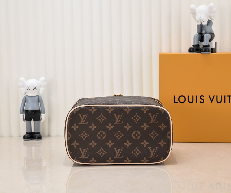 Louis Vuitton Nice Mini Toiletry Pouch 24Cm M44495 view 8