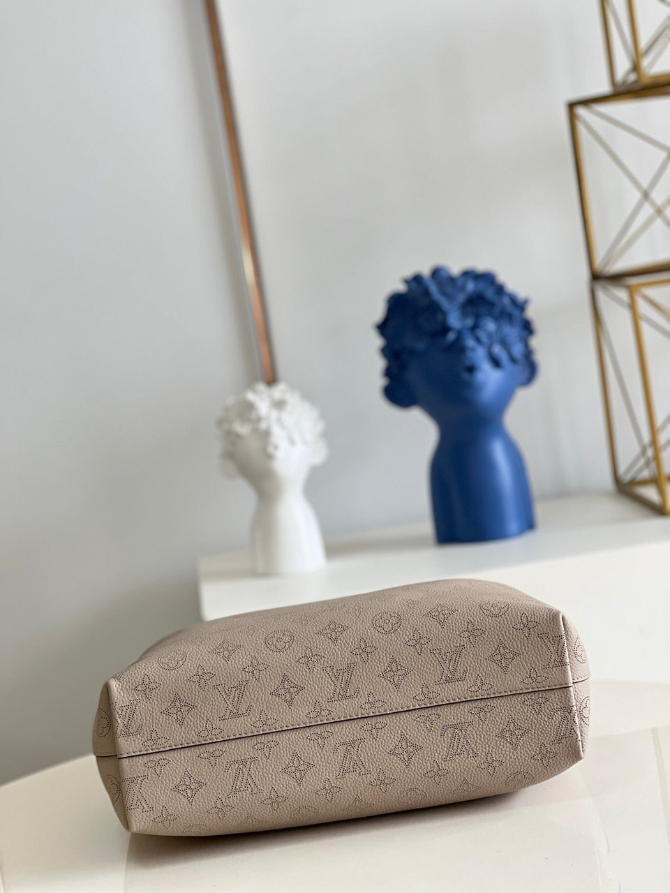 Louis Vuitton Why Knot Mm Beige view 3