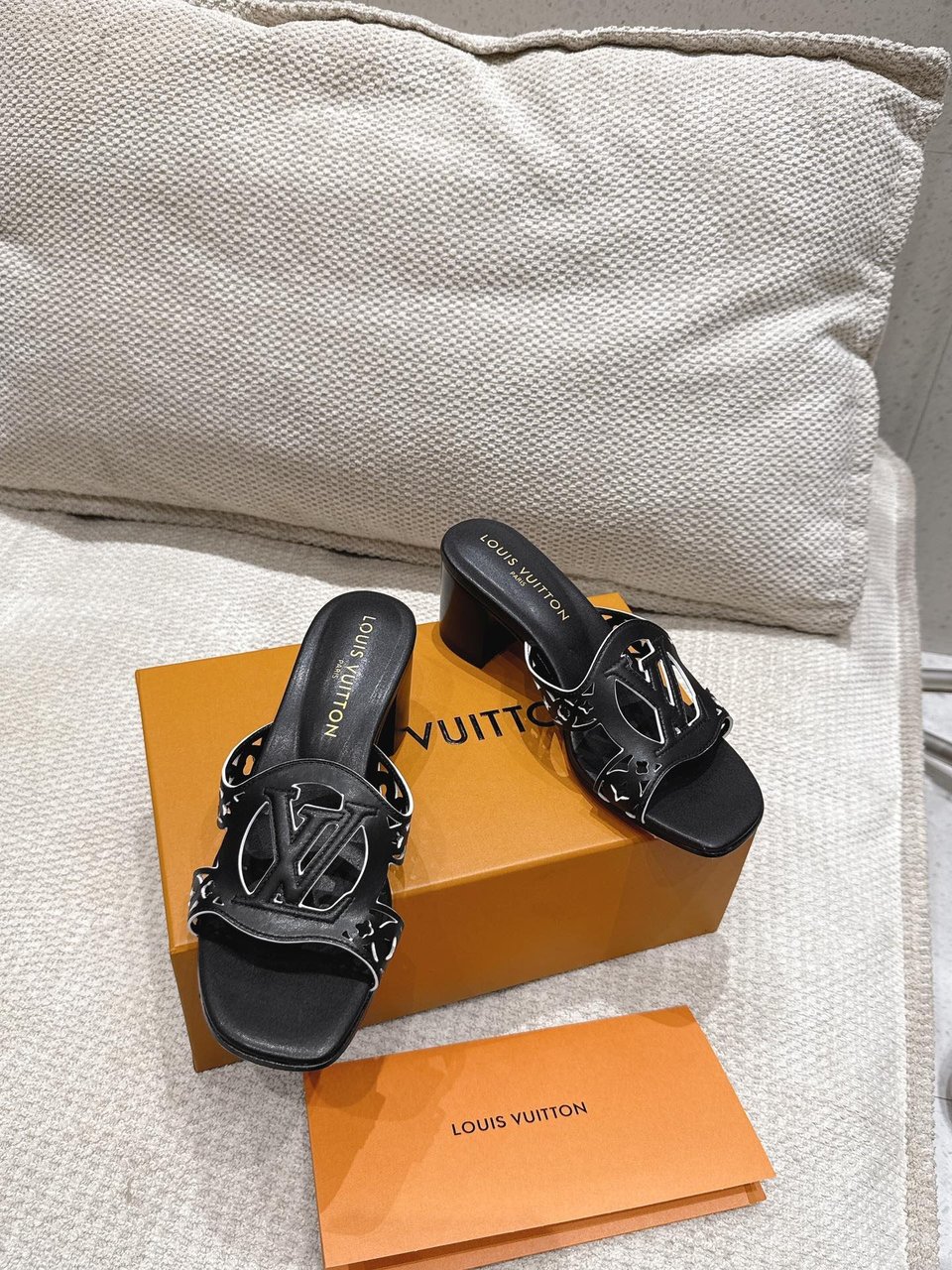 Louis Vuitton LV Isola Flat Mule Black 1AGYQN Women – 5.5cm Heel / 2.17in view 5