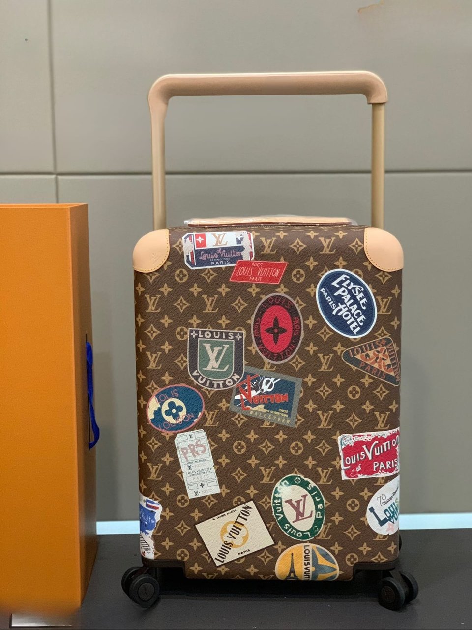 Louis Vuitton Horizon 55 Suitcase Monogram Coated Canvas Sticker Prints 55Cm M24959 view 3