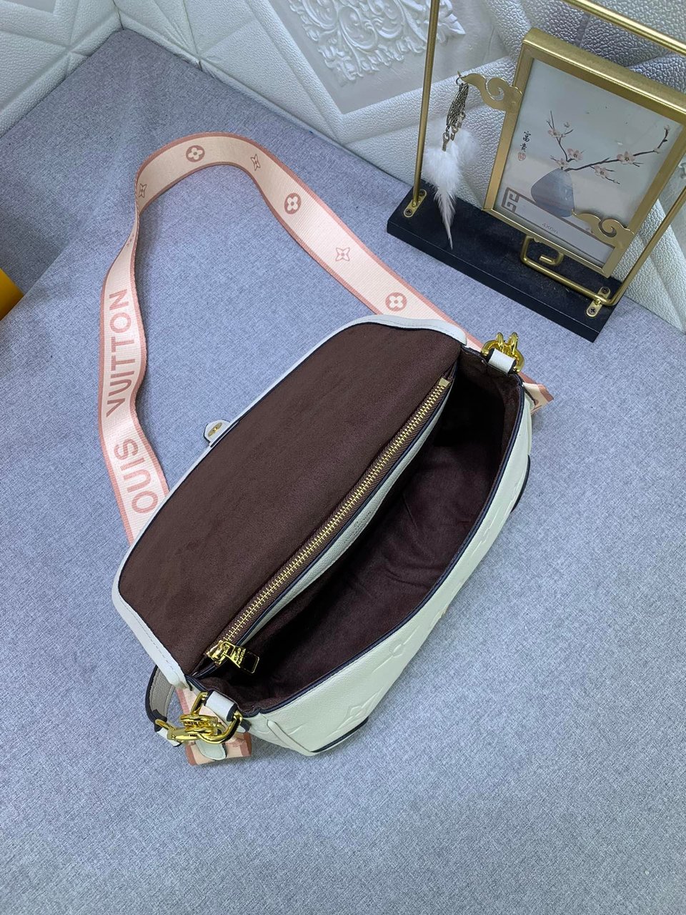 Louis Vuitton Diane Monogram In Cream 23Cm M46386 view 3