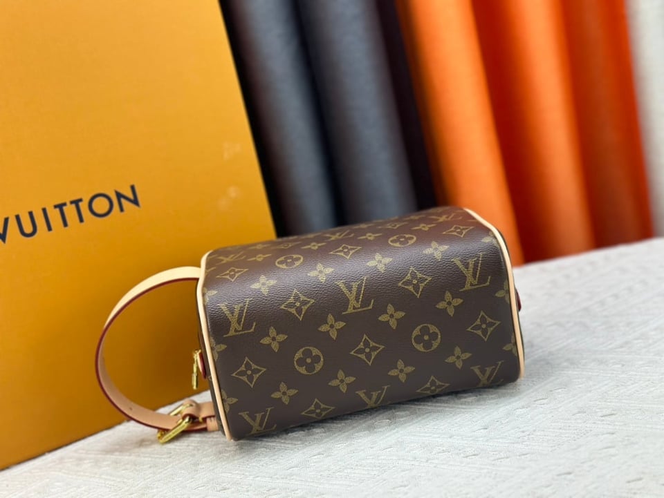 Louis Vuitton Trousse Toilette Locker Dopp Kit 23Cm M83112 view 6