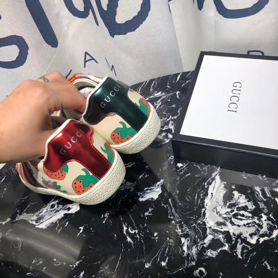 Gucci Ace Leather Sneaker With Strawberry Print 387993 08L30 9262 view 6