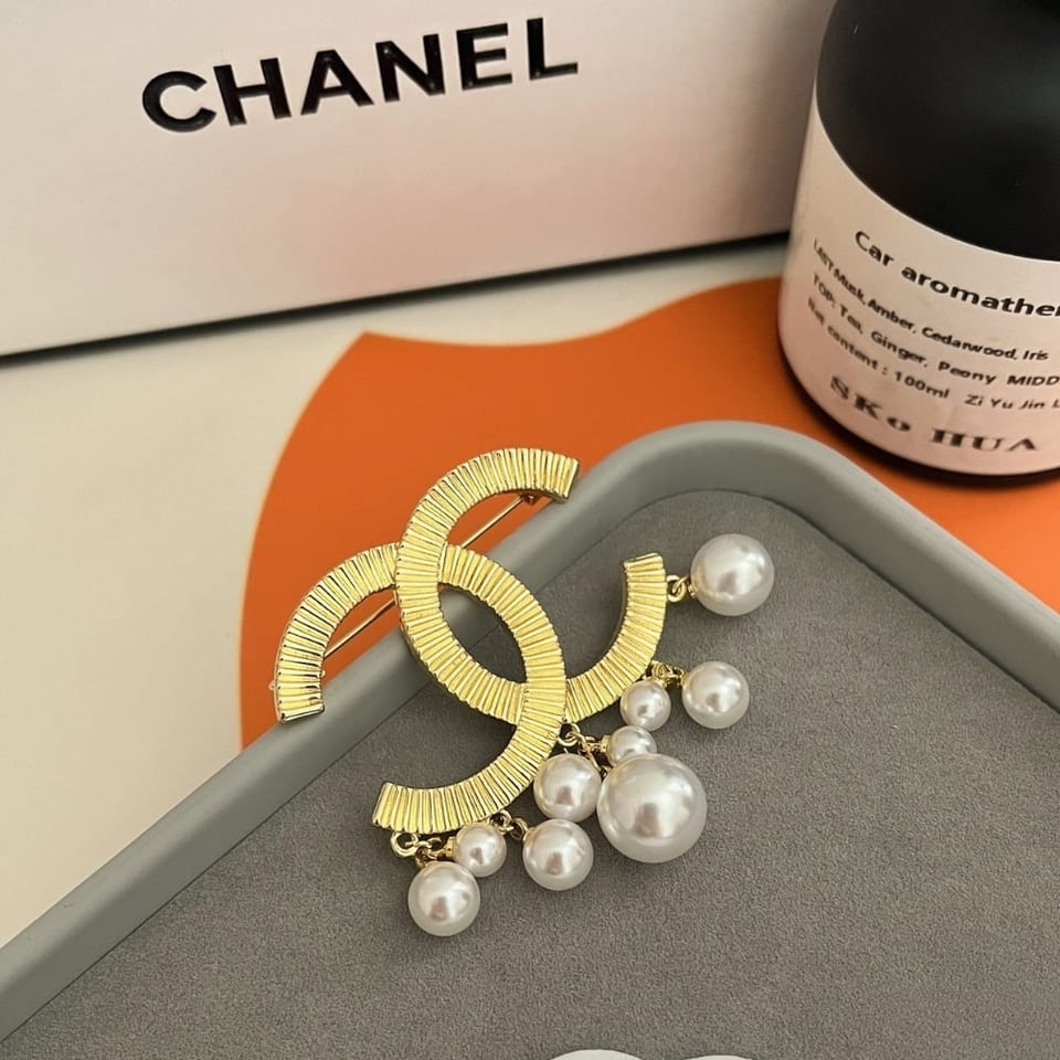 Chanel Cc Brooch Gold With Pearls view 7