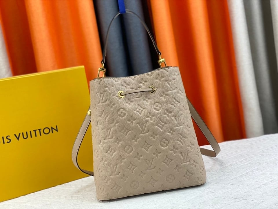 Louis Vuitton Neonoe Mm Beige 26Cm view 9