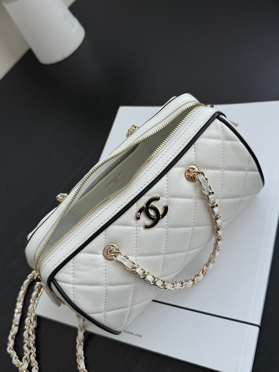Chanel Spring Summer 2025 Pre-collection Clutch With Chain Lambskin White 18.5cm/ 7.3inches view 7