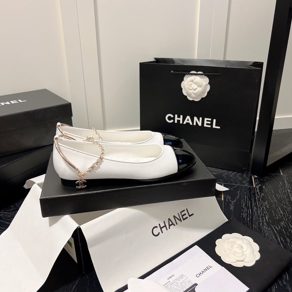 Chanel Interlocking Cc Logo Ballet Flats Black White view 5