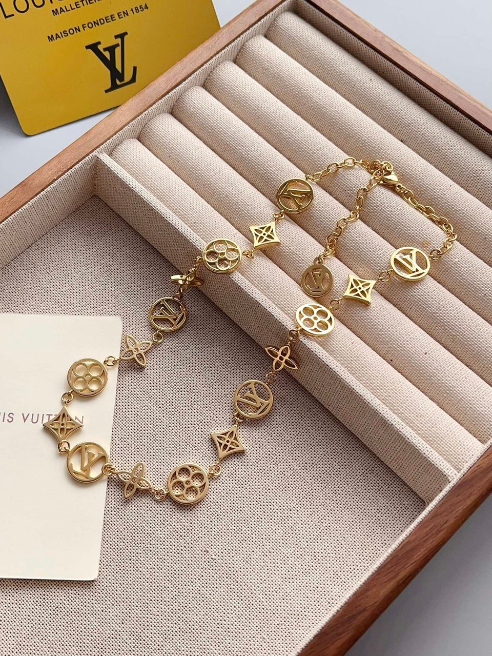 Louis Vuitton Lv Lace Necklace Gold M01057 view 3