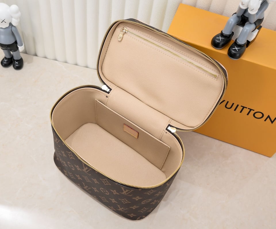 Louis Vuitton Nice Mini Toiletry Pouch 24Cm M44495 view 10