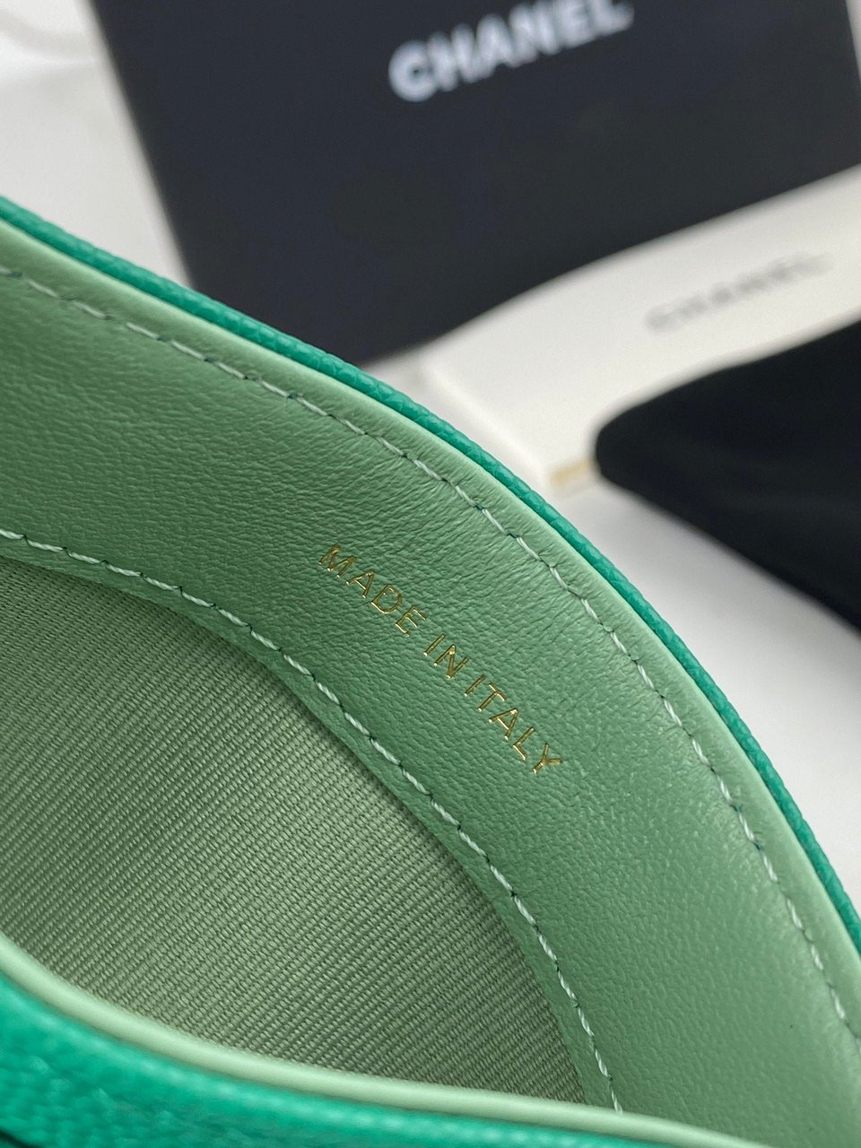 Chanel Card Holder 19.5 Emerald Grained Calfskin Gold Icon view 7