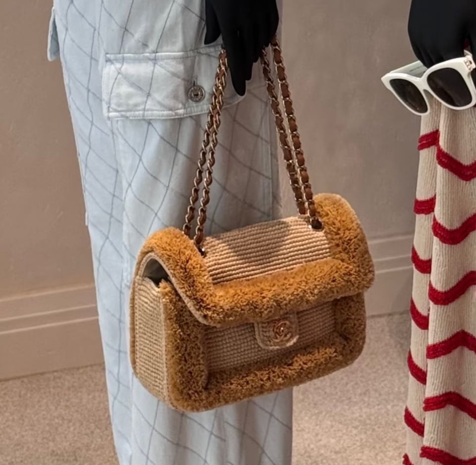 Chanel Foldable Flap Bag Braided Raffia Yarn &amp; Gold-colored Metal 25cm/9.8in Beige AS6163 view 2