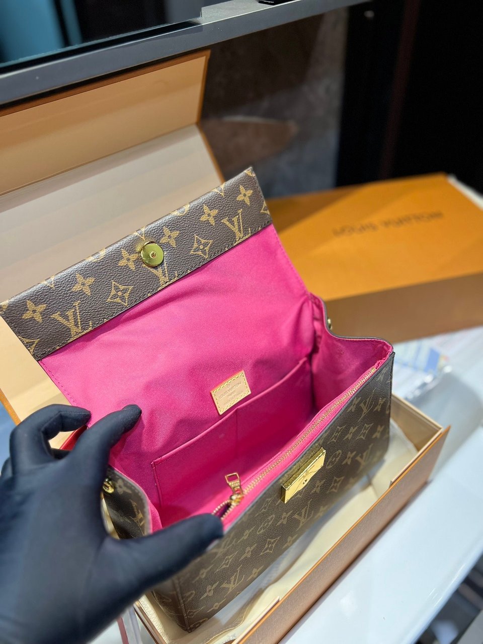 Louis Vuitton Cluny Brown Beige And Red Strap 25Cm view 3