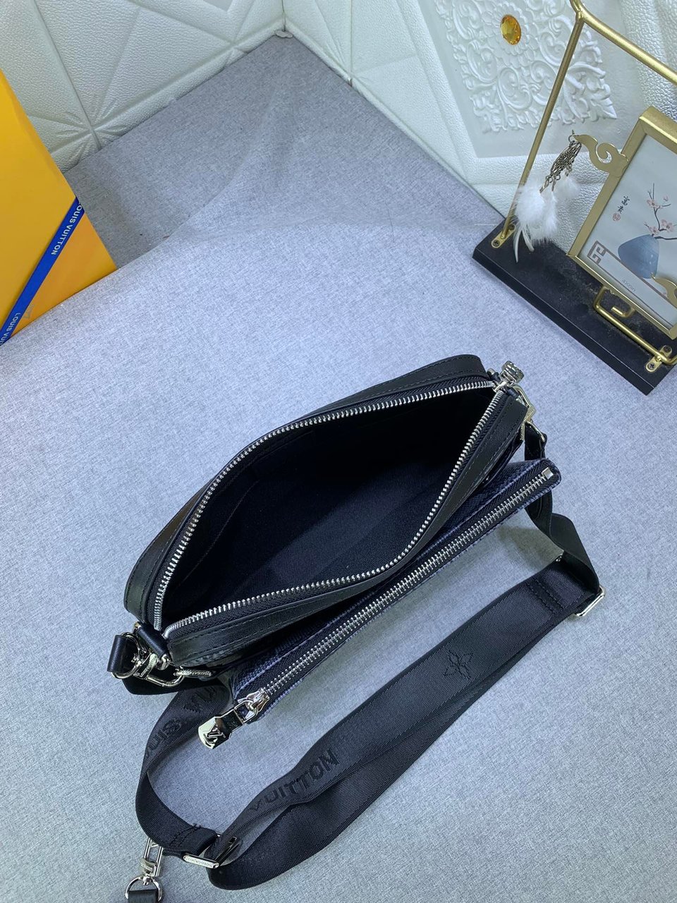 Louis Vuitton Trio Messenger Bag Damier Canvas Black 25Cm N50017 view 3