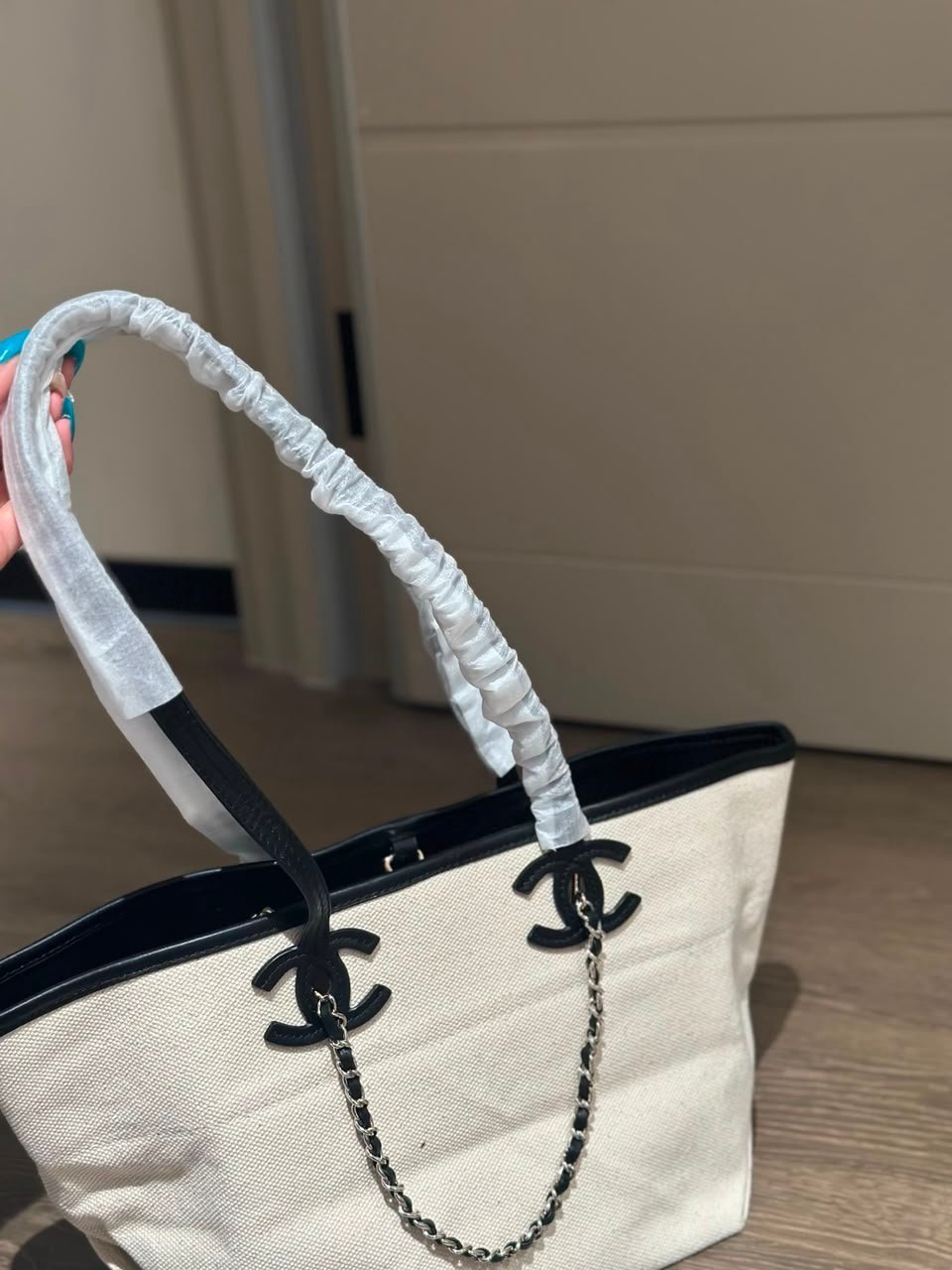Chanel Small Tote Canvas, Calfskin &amp; Gold-Tone Metal 45cm/17.7in Ecru &amp; Black AS6285 view 6