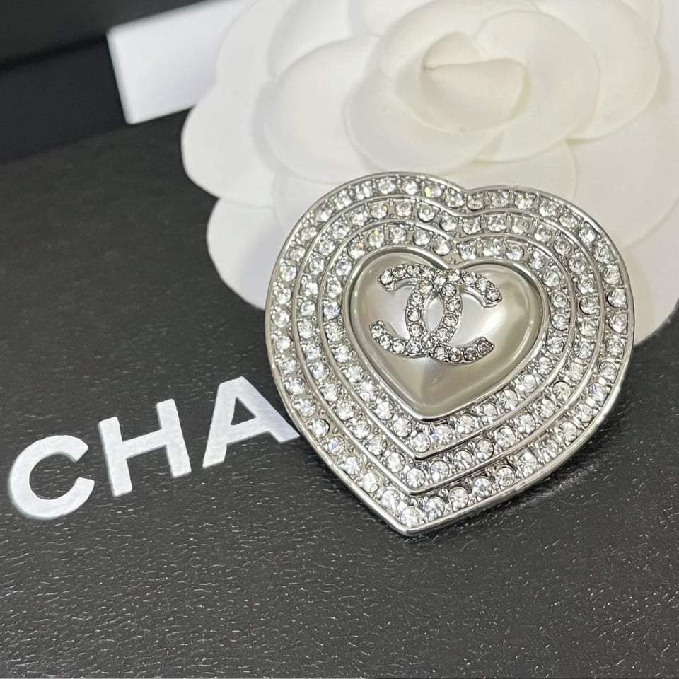 Chanel Cc Heart Brooch Silver With Pearl Heart view 4