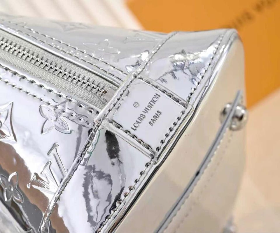 Louis Vuitton Alma Travel 39/15.4in M26410 view 5