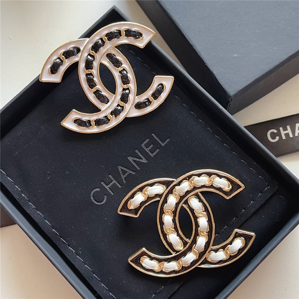 Chanel Cc Brooch Black With White Interwoven Chain Pattern view 3