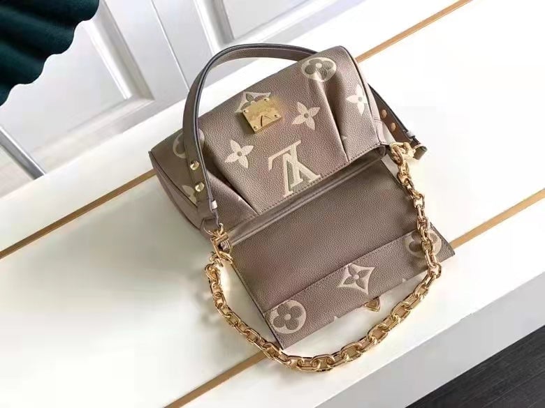 Louis Vuitton Favorite 24Cm Beige view 10