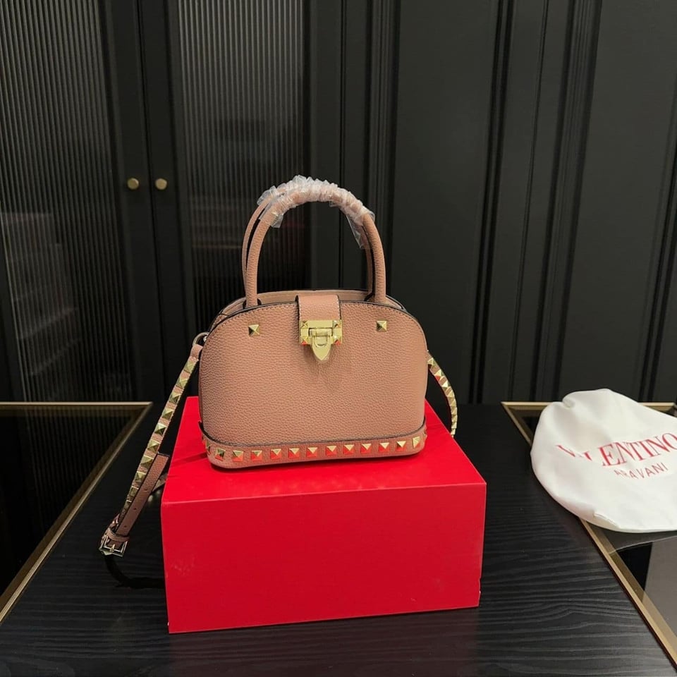 Valentino Garavani Rockstud Handbag In Grainy Light Pink 21Cm view 3