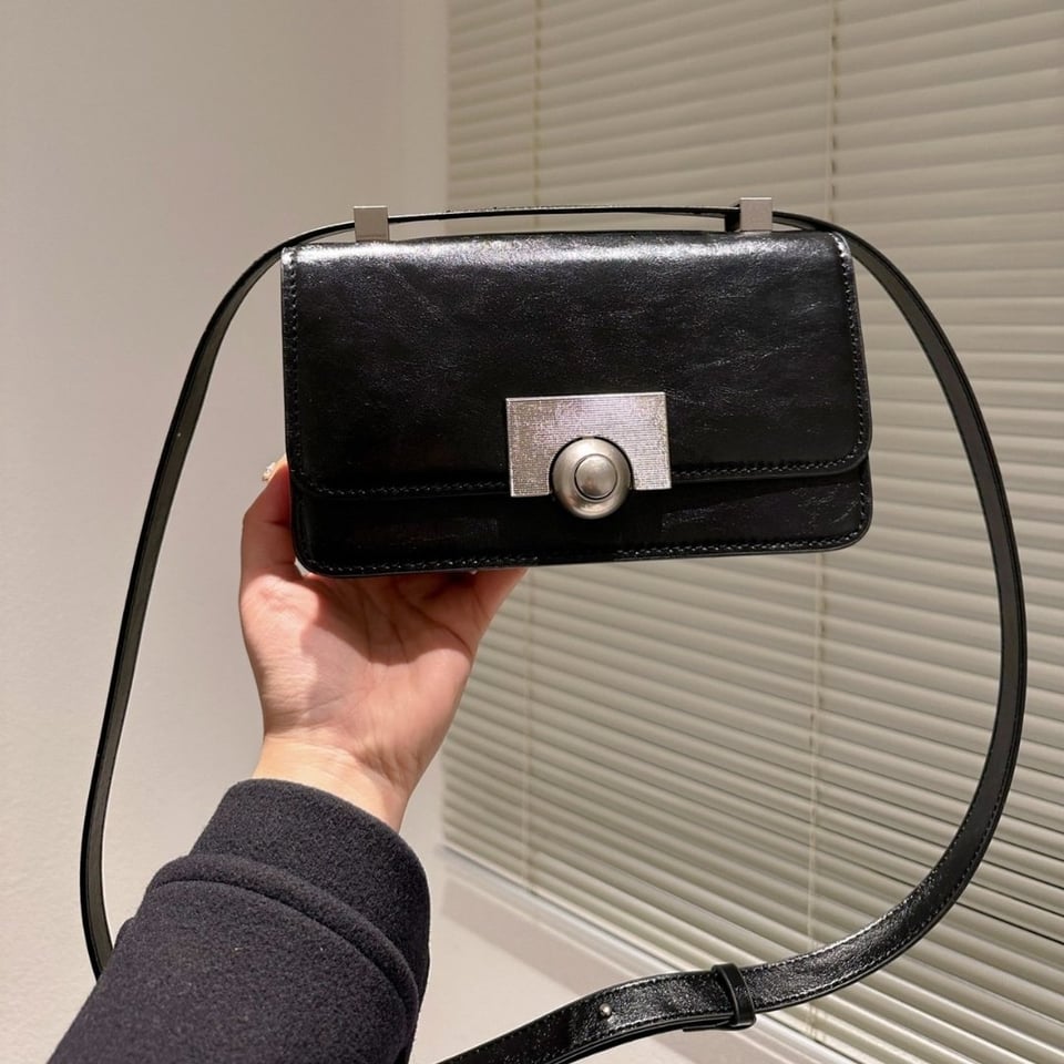Bottega Veneta Patent Bv Classic Bag In Black 22Cm view 3