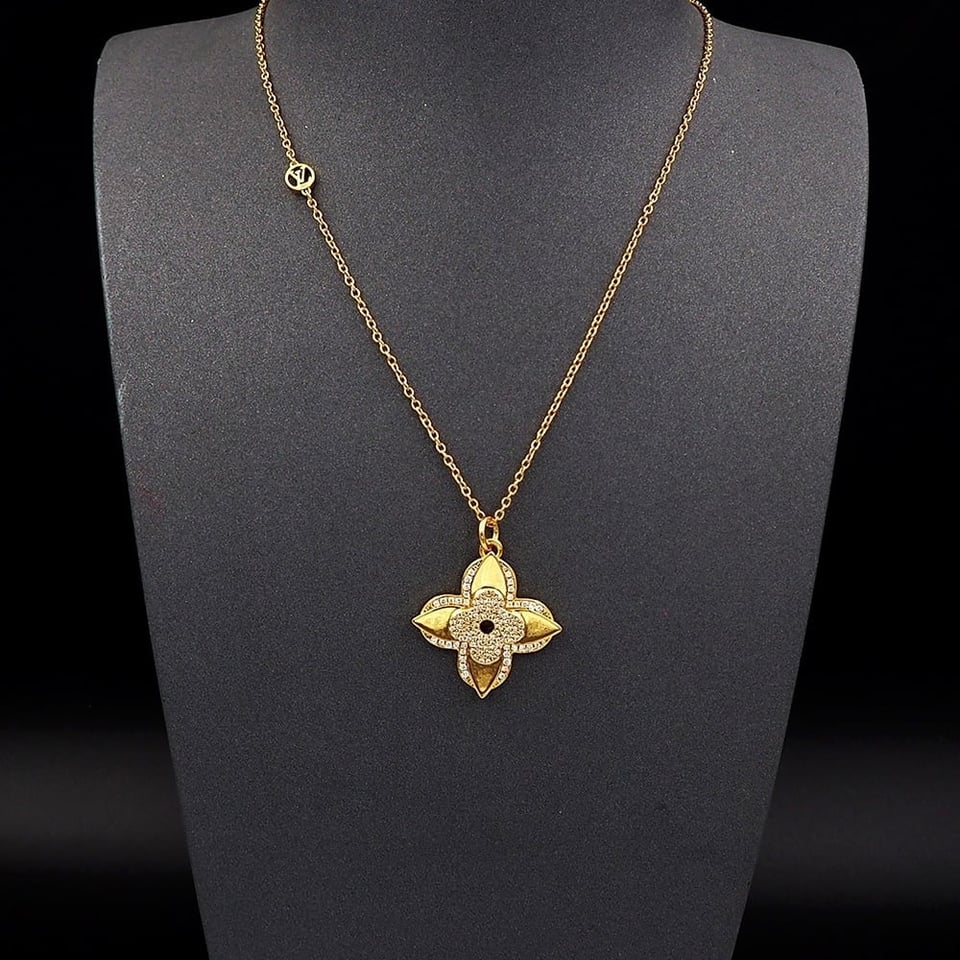 Louis Vuitton Lv Medaillon Necklace Gold M02001 view 2