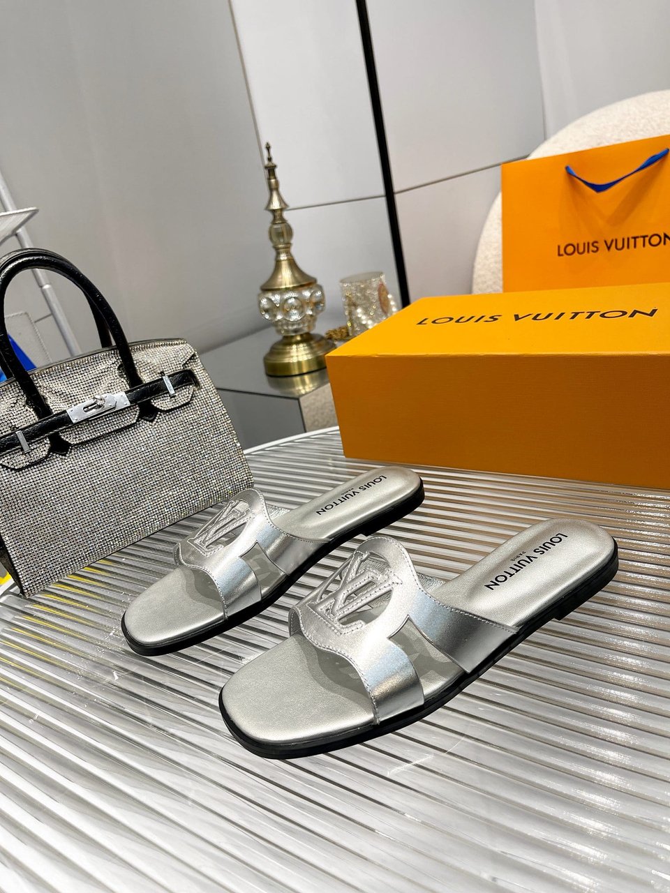 Louis Vuitton Lv Isola Flat Mule Silver 1Abqkh view 4
