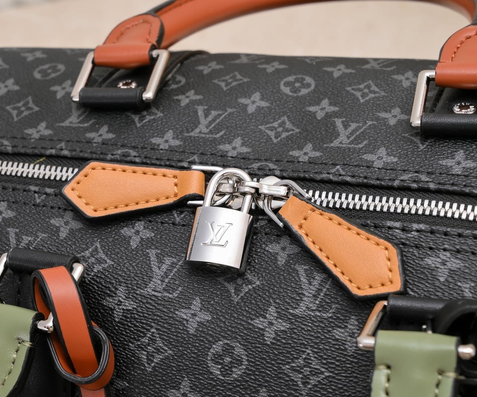 Louis Vuitton Keepall Bandouli Re Black 50Cm view 4