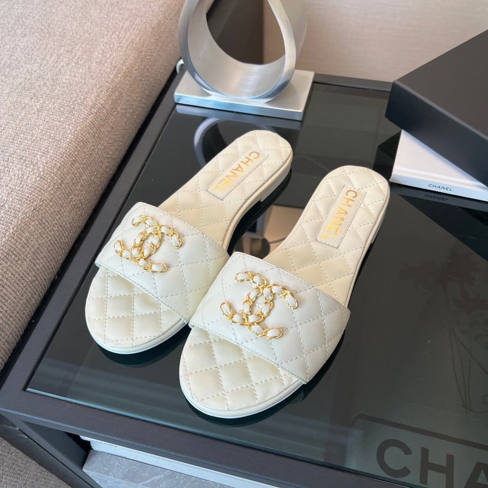 Chanel 23P Quilted Cc Chain Mule Sandal White view 4