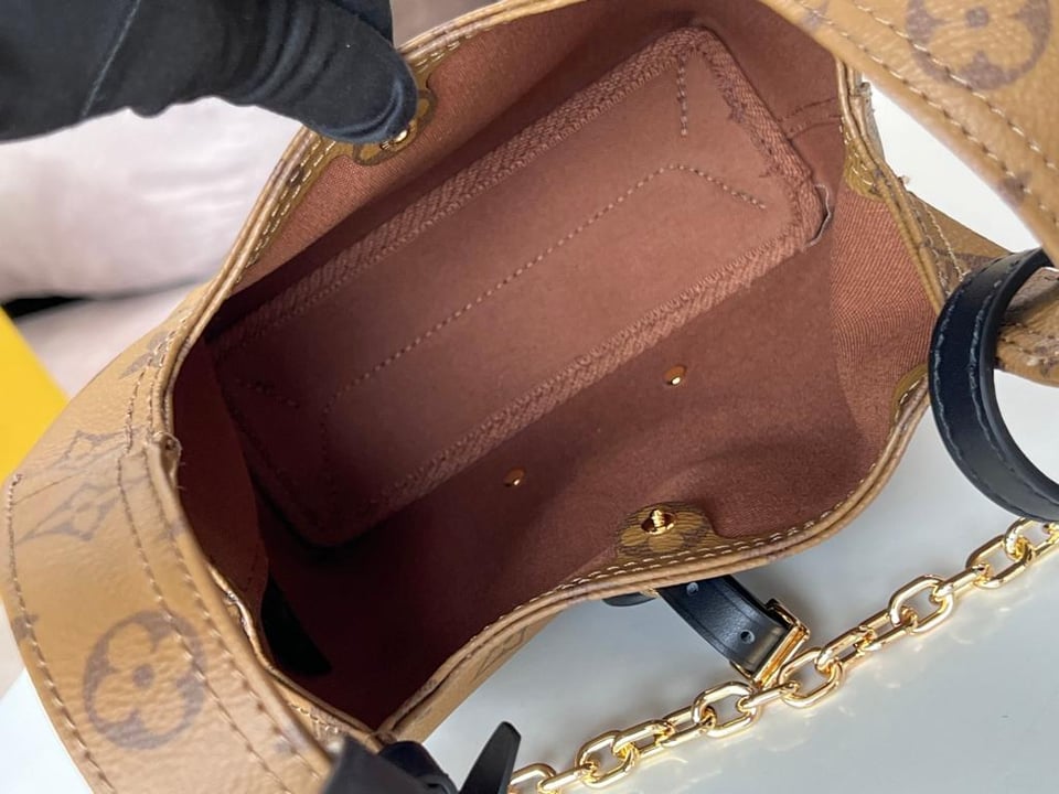 Louis Vuitton Atlantis BB in Gold 17cm/6.7in view 9