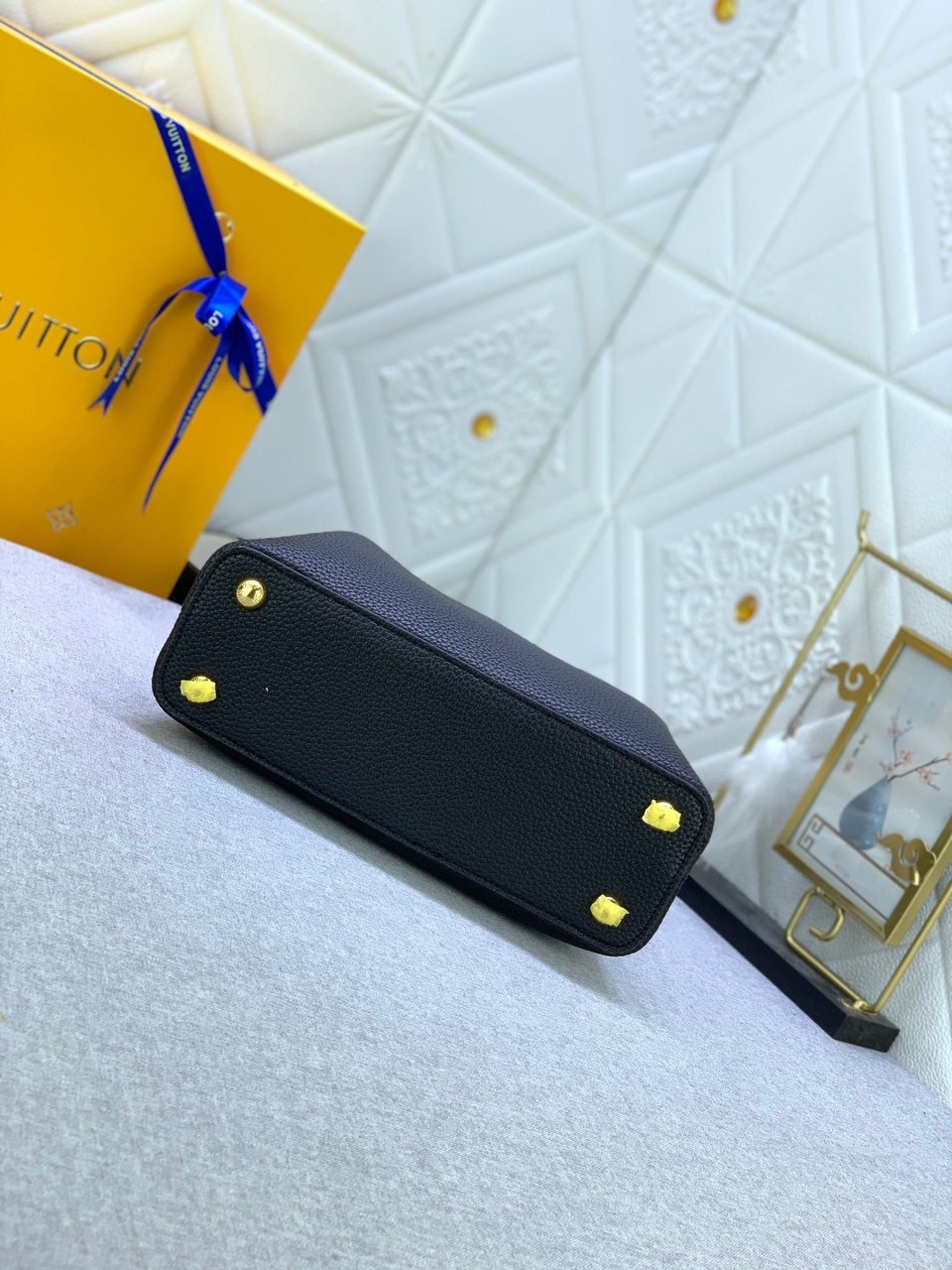 Louis Vuitton Capucines Bb Black Greige 27Cm view 5