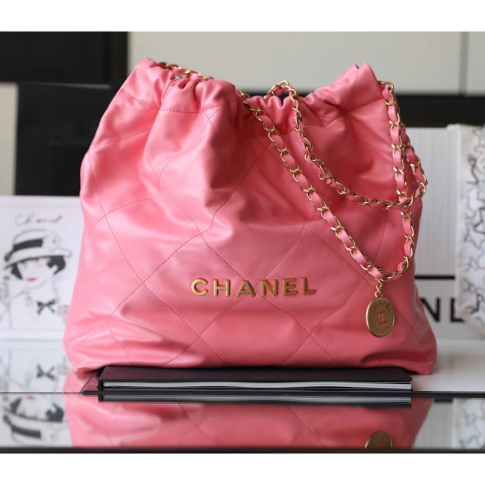 Chanel 22 Handbag in Shiny Calfskin 46cm view 11